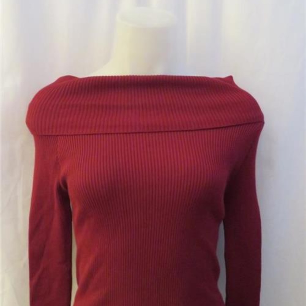 NWT HR RED LONG SLEEVE  SWEATER M